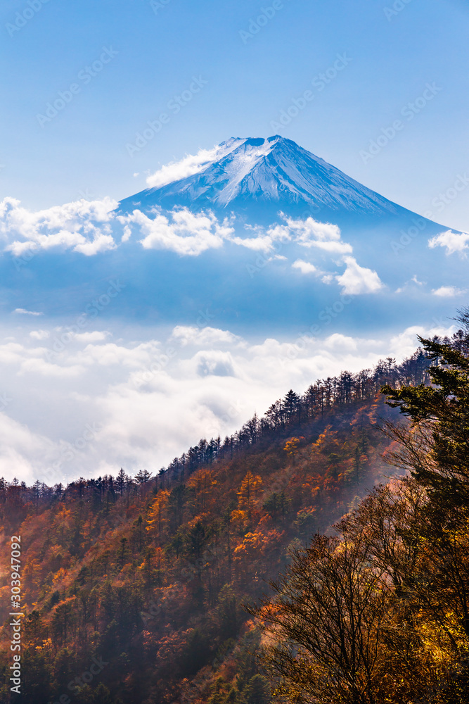 青空と雲の上の富士山 青空と雲の上の富士山