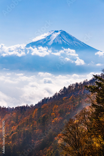 青空と雲の上の富士山