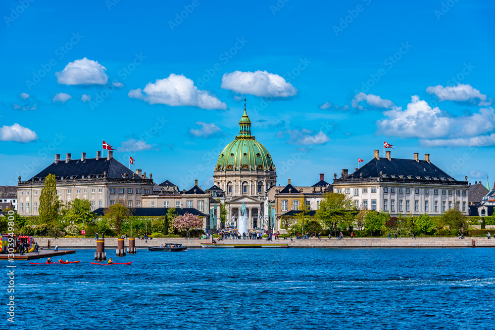 Φωτογραφία Frederik's Church known as The Marble Church and Amalienborg palace with the sta