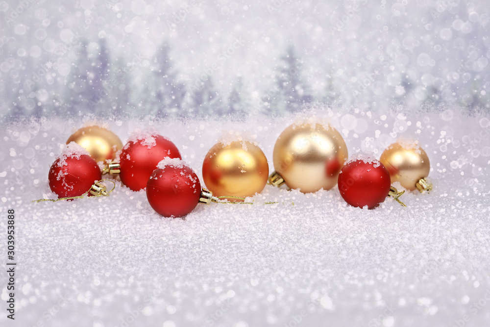 bolas de navidad rojas y doradas con regalos sobre superficie nevada mientras nieva y con fondo de abetos bolas de navidad rojas y doradas con regalos sobre superficie nevada mientras nieva y con fondo de abetos