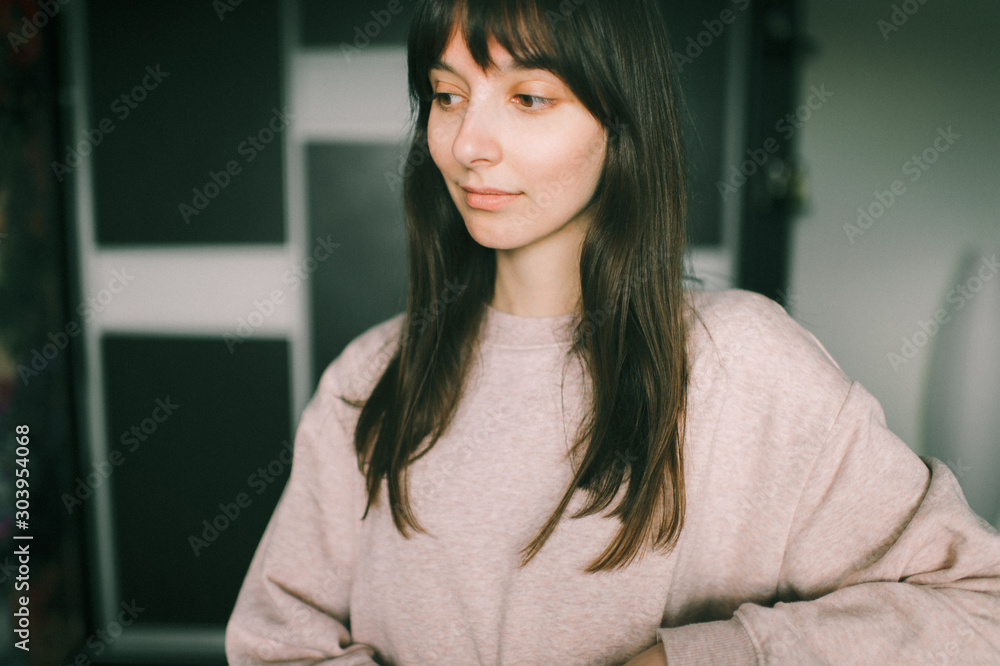 Φωτογραφία Indoor lifestyle portrait of young beautiful brunette girl posing for camera