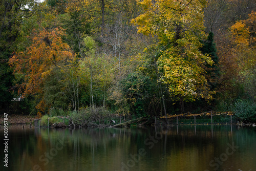 lac de marnes en automne