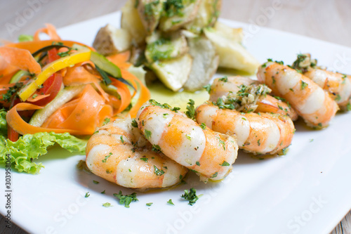Garlic and vegetable prawns - Spanish cuisine