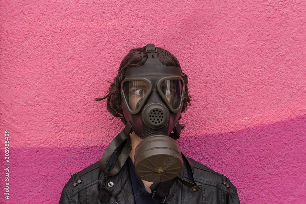 Seguridad ante la contaminación. Joven con mascara de gas. Stock Photo |  Adobe Stock