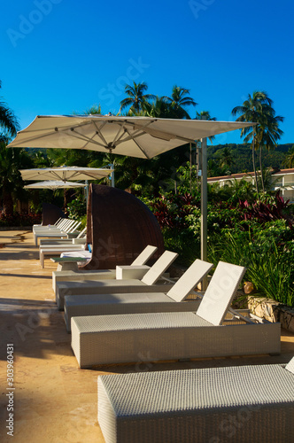 Diseño exterior  que muestra villa con piscina tropical con jardín verde  © Anava