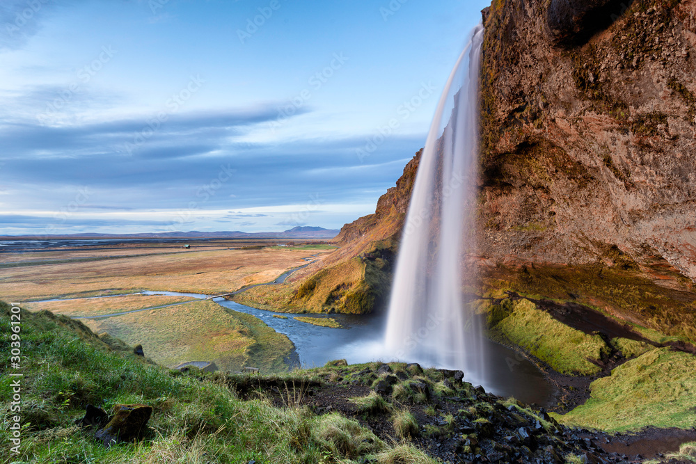 Φωτογραφία Seljalandsfoss is a beautifull and touristic waterfall in southern Iceland