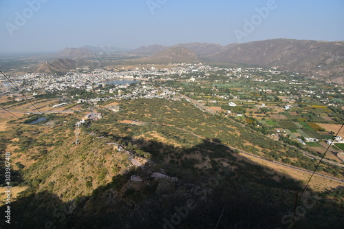 インドのラジャスタン州のプシュカル 山の上から見たプシュカル湖と街並み