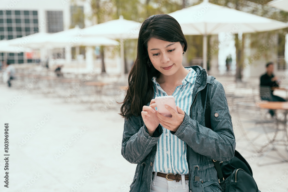 Φωτογραφία gorgeous beautiful young asian chinese woman with long black hair messaging on smartphone at city street background
