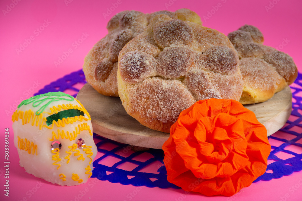 Φωτογραφία sugar skull of day of the dead and bread of the dead