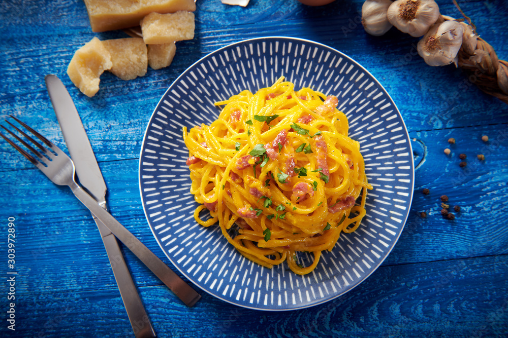 Fotografie Delicious carbonara pasta close up