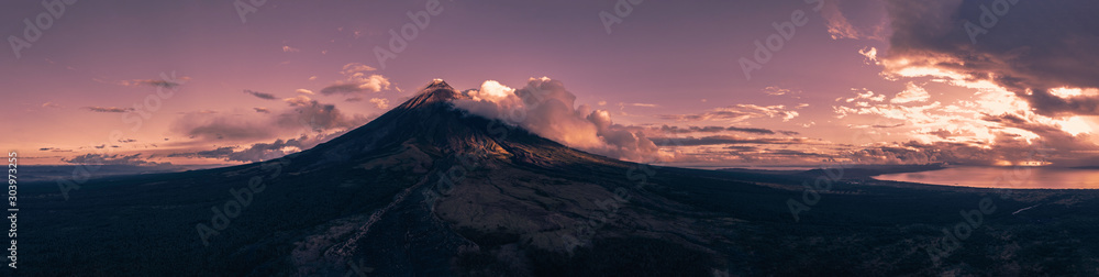 Φωτογραφία Mayon Volcano Panorama / Panormic View Drone shot in Legazpi City Albay Philippi