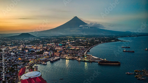 Fotografija Mayon Volcano Sea Scape in Port of Legazpi City Albay Philippines