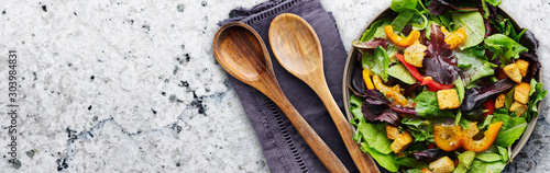 Φωτογραφία green leafy mix salad with bell peppers and croutons in flat lay composition