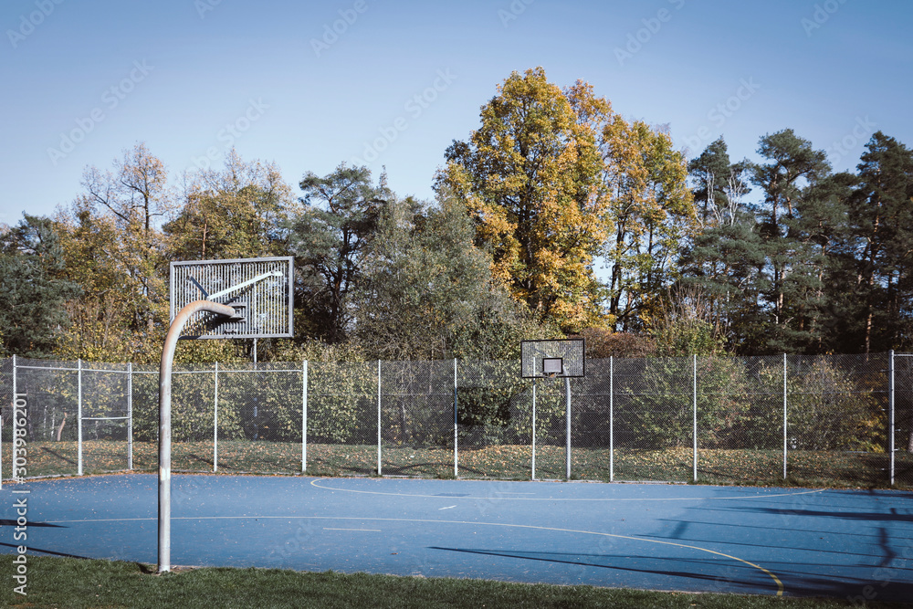 Obraz premium Basketball court outdoor with trees in the park