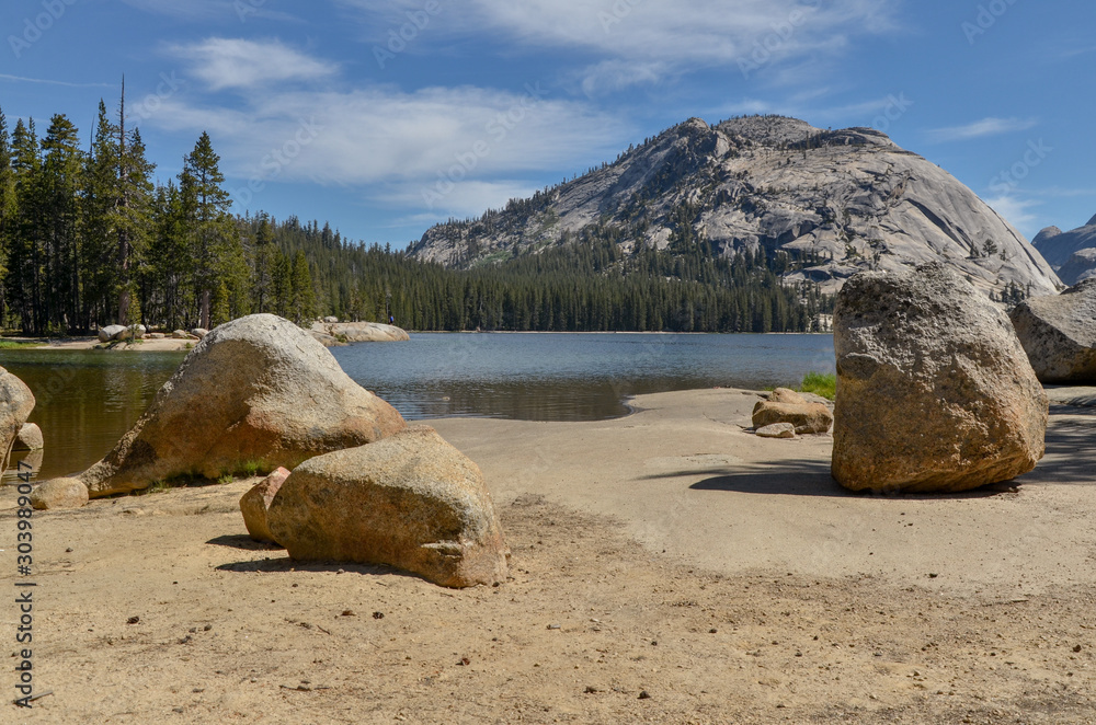 Φωτογραφία Polly Dome scenic view from the shores of Tenaya Lake in summer (Yosemite Nation