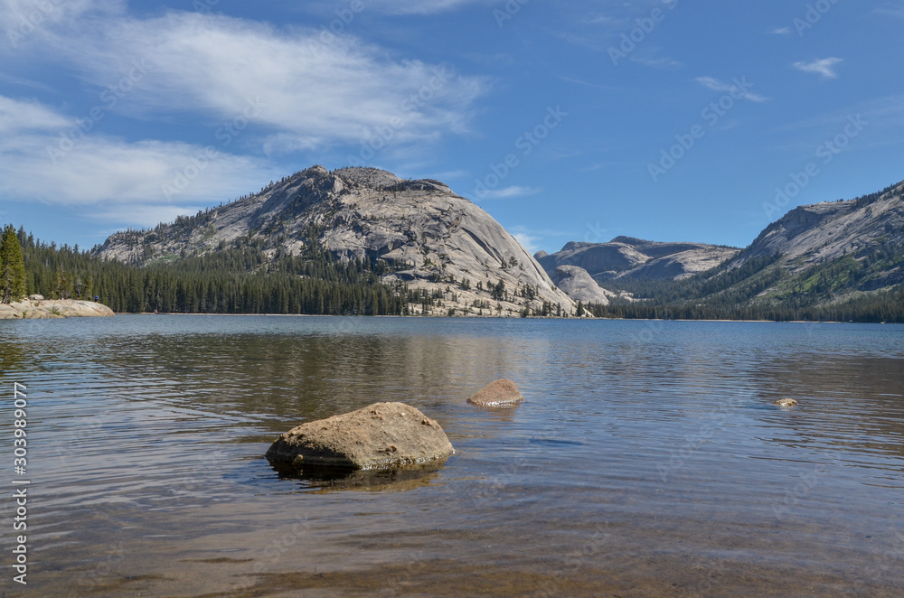Φωτογραφία Polly Dome scenic view from the shores of Tenaya Lake in summer (Yosemite Nation