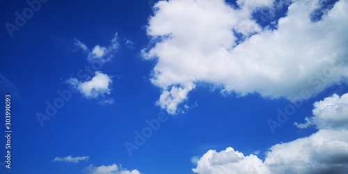Fototapeta Naklejka Na Ścianę i Meble -  Beautiful blue sky and cloud background on sunshine day.