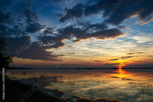 Fototapeta Naklejka Na Ścianę i Meble -  Sunset over the Chobe river in Botwana.