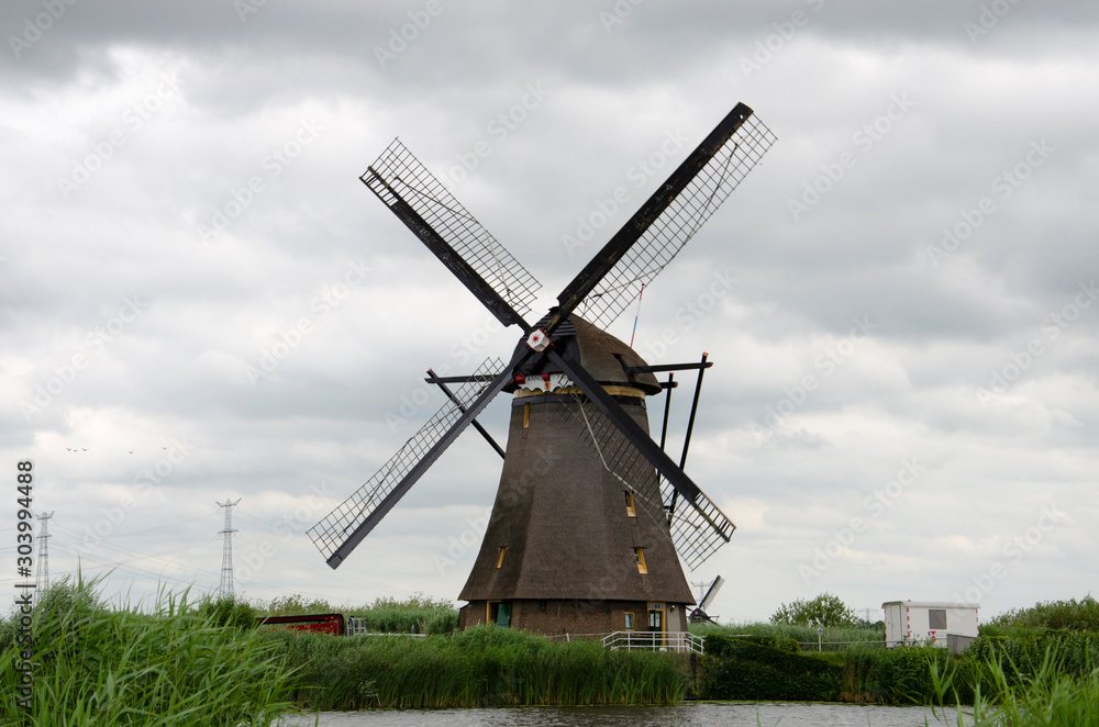 An old windmill of Kinderdijk, UNESCO World Heritage Site, South Holland, the Netherlands, Europe