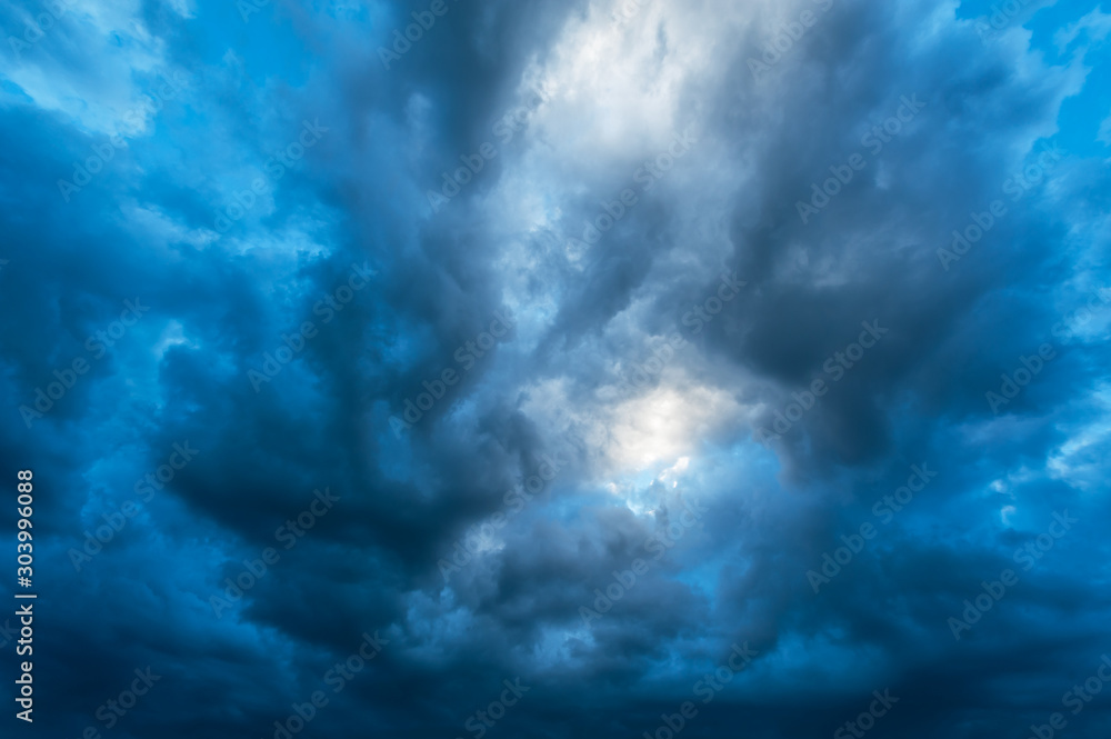 Obraz premium Ominous storm cloudscape at sunset