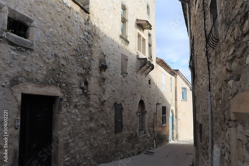 Façade de maison typique dans le village de Sauzet - Département de la  Drôme - France