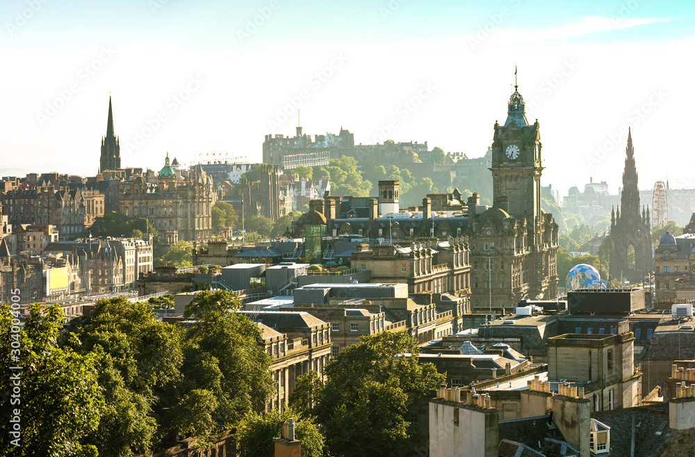 Naklejka premium Edinburgh castle from Calton Hill