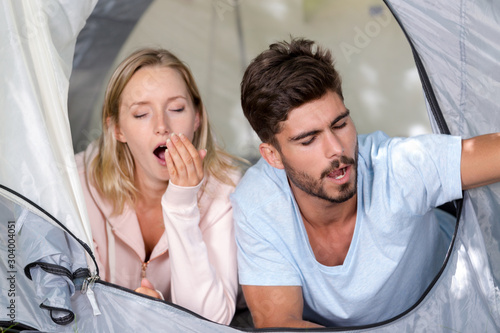 Tableau sur toile a happy couple waking up in a tent
