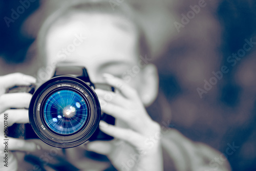 Eine Frau mit einer Kamera photo