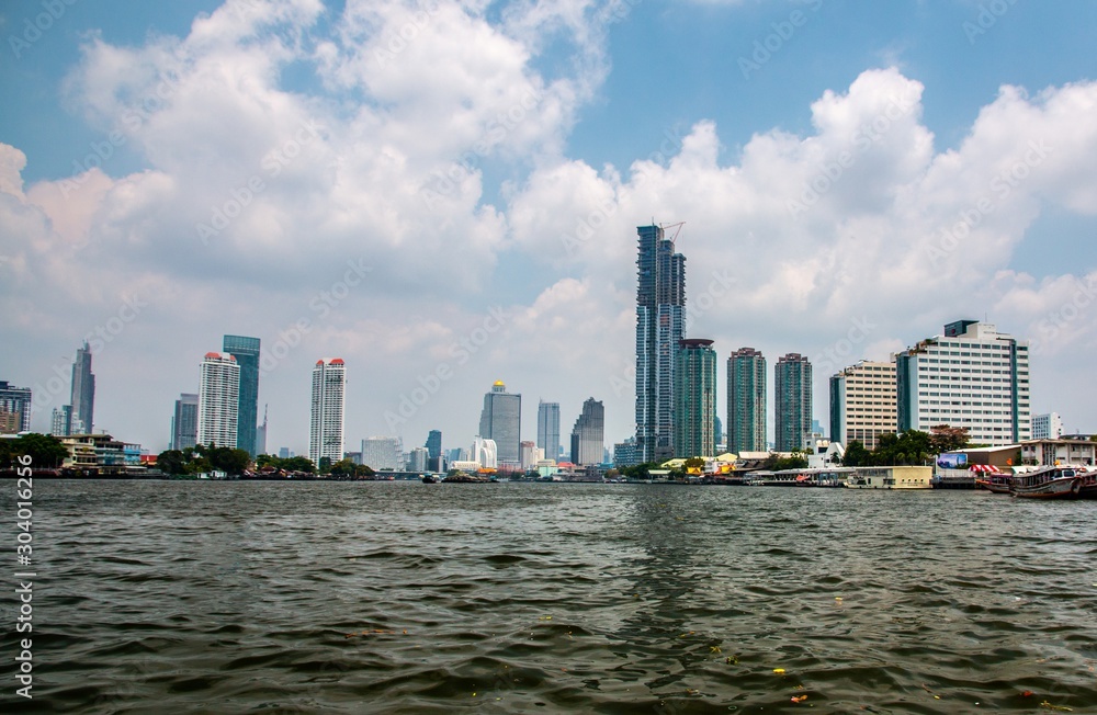Fototapeta premium Bangkok city skyline and Chao Phraya river, Bangkok, Thailand