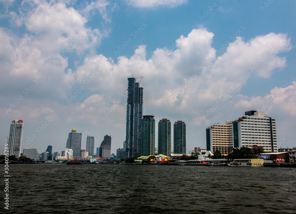 Fototapeta premium Bangkok city skyline and Chao Phraya river, Bangkok, Thailand