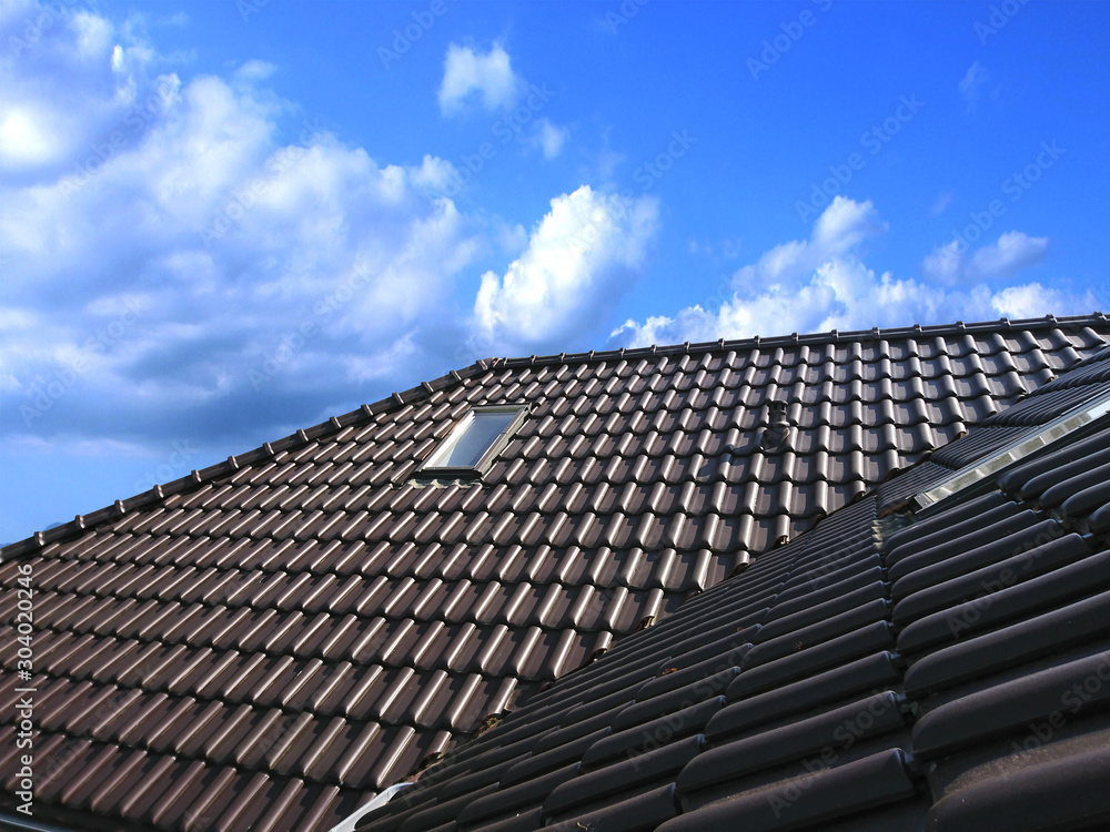 pokryty dachówką ceramiczną dach domu jednorodzinnego 