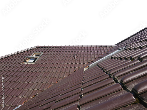 pokryty dachówką ceramiczną dach domu jednorodzinnego 