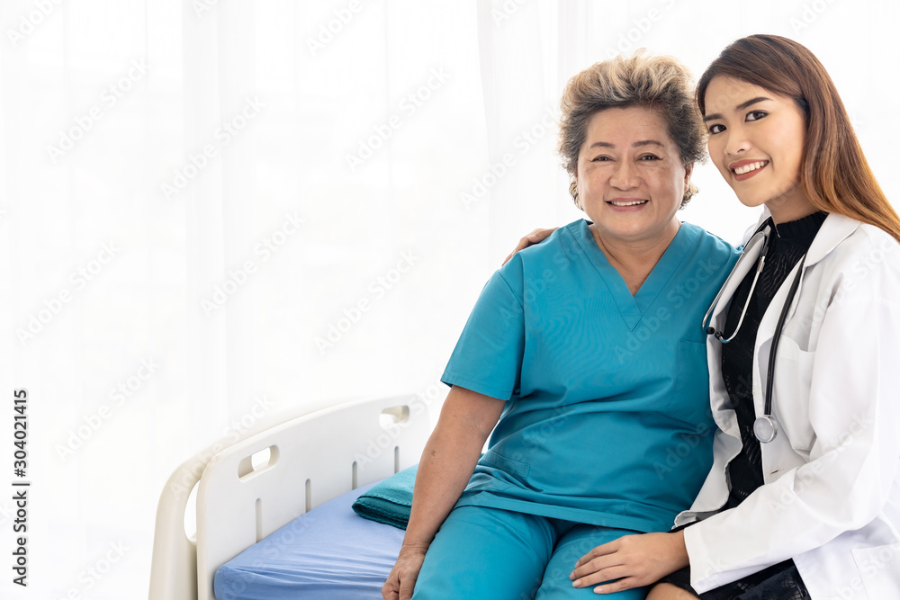 Obraz premium doctor hugging elderly patient