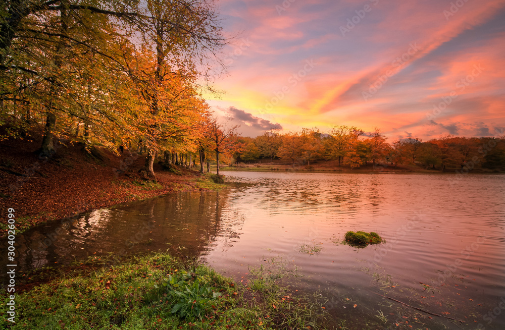 Obraz premium Lake at sunset