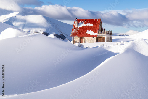 Tableau sur toile Casa abbandonata nella neve