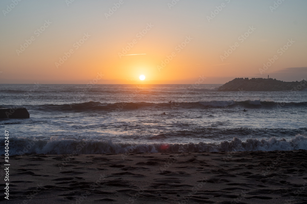 Sonnenuntergang am Mee mit Surfern