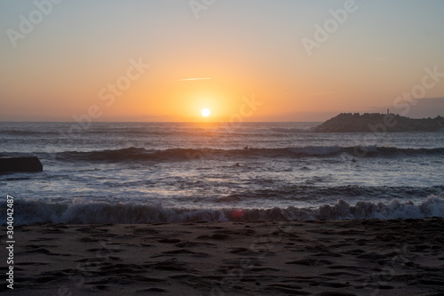 Sonnenuntergang am Mee mit Surfern