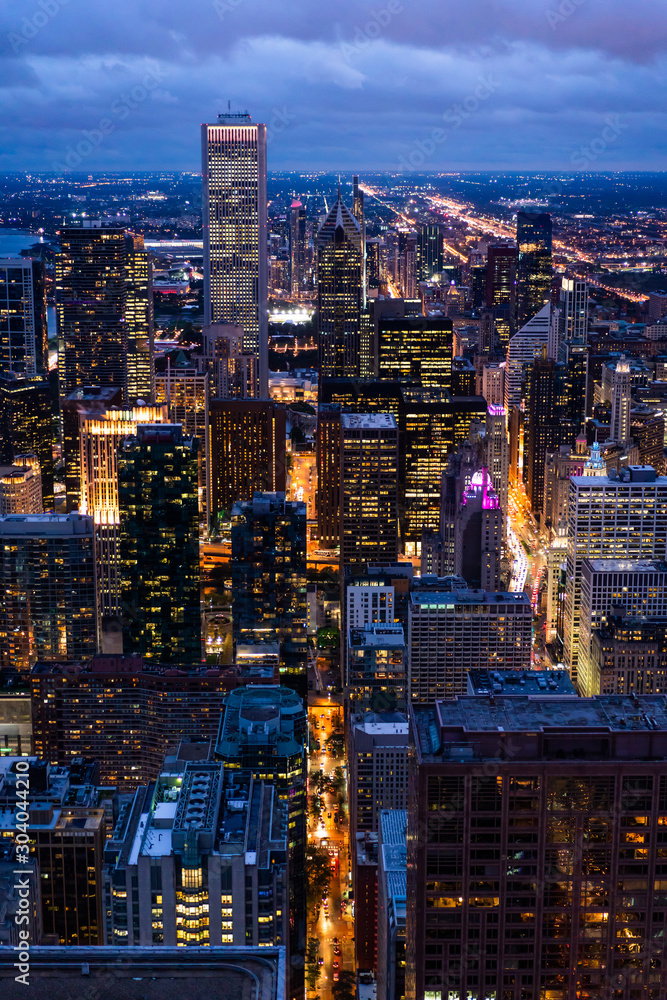 Fototapeta premium panoramę miasta widok z lotu ptaka w nocy w Chicago, Ameryka