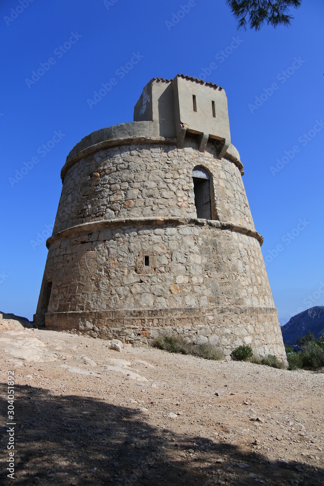Licht und Schatten am Wachturm Torre des Molar auf der Insel Ibiza