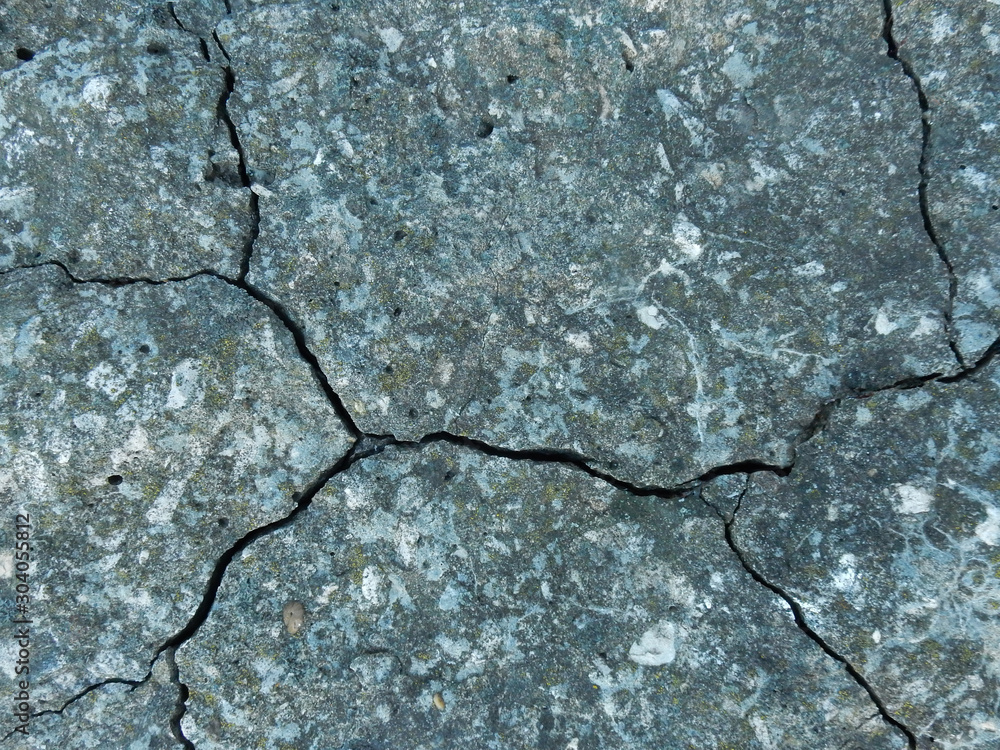 Obraz premium Gray cracked concrete column with deep cracks