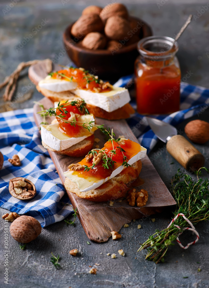 Crostini with brie cheese and apricot jam.