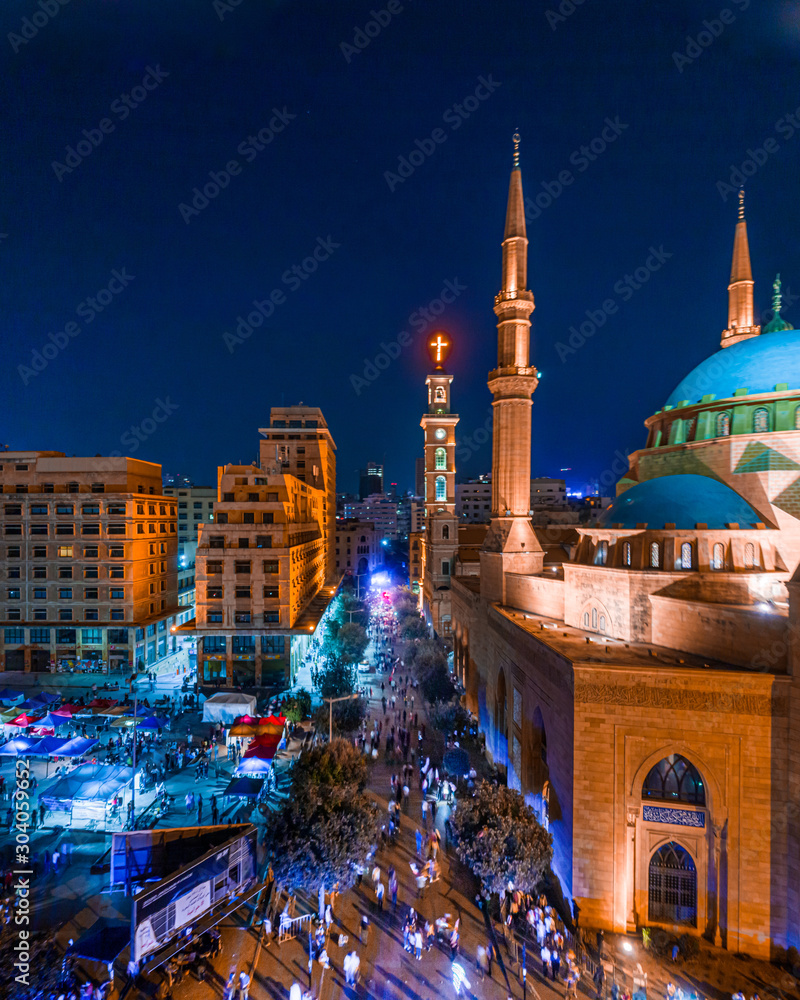 Obraz premium Bejrut, Liban 2019: ujęcie z drona meczetu Mohammada Al Amine i kościoła św. Jerzego na placu Męczenników w Bejrucie, przy drodze prowadzącej do placu Riad el Solh podczas rewolucji libańskiej