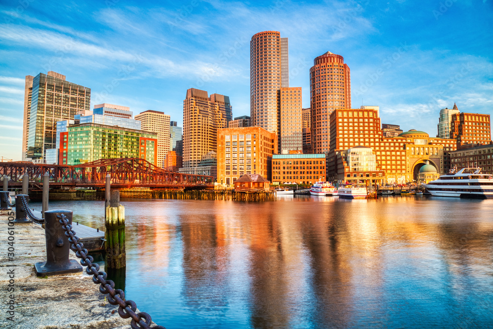 Naklejka premium Boston Skyline z dzielnicą finansową i bostońskim portem o wschodzie słońca