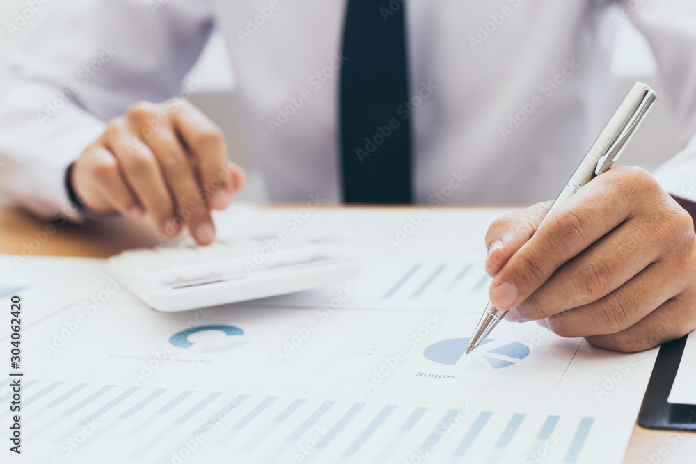 Analyzing graphs, Chai used a pen to point to the graph to analyze the business summary of the 2nd quarter of the year, analyze graph plans. Analyzing graphs, Chai used a pen to point to the graph to analyze the business summary of the 2nd quarter of the year, analyze graph plans.