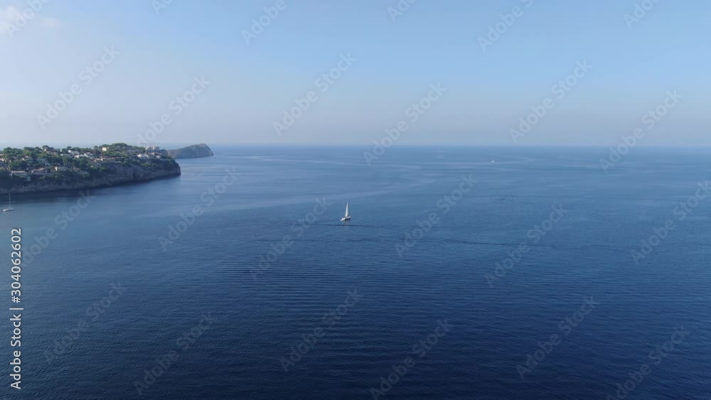 vista aerea de mallorca con un velero sobre en medio del mar azul de la costa de mallorca vista aerea de mallorca con un velero sobre en medio del mar azul de la costa de mallorca