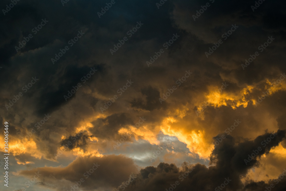 view of sunlight and cloud on the sky in sunset