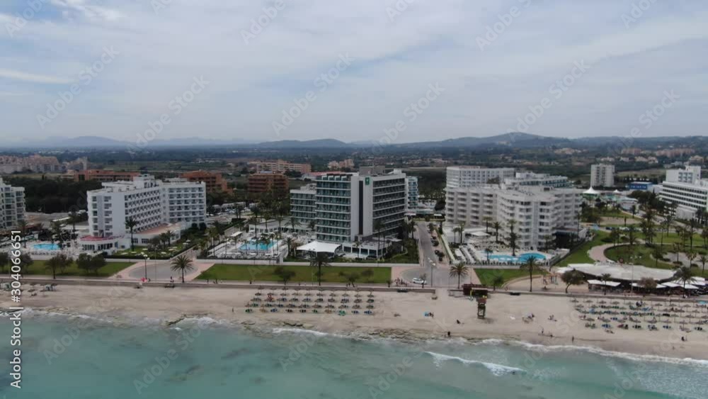 Vista aérea de la playa de Mallorca con el mar de color turquesa y aguas cristalinas Vista aérea de la playa de Mallorca con el mar de color turquesa y aguas cristalinas