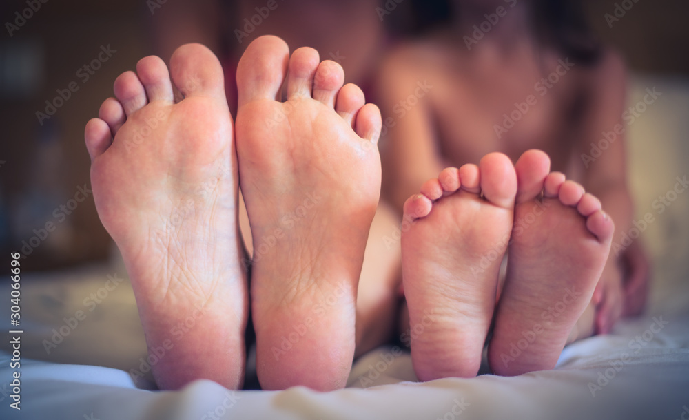 Mother and daughter feet - Stock-Foto.