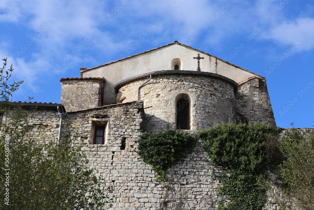 Eglise Saint Lambert dans le village de Sauzet en drôme provençale - France - Vue extérieure - Construite en pierres au 12 ème siècle