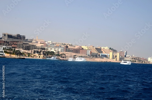 Fototapeta Naklejka Na Ścianę i Meble -  Embarcadère pour les bateaux en direction de l’île de Mahmya ( Hurghada -Égypte)